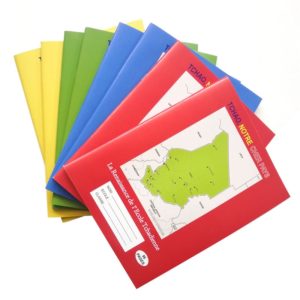 Cahier d'exercices multicolore à réglure française pour les étudiants.