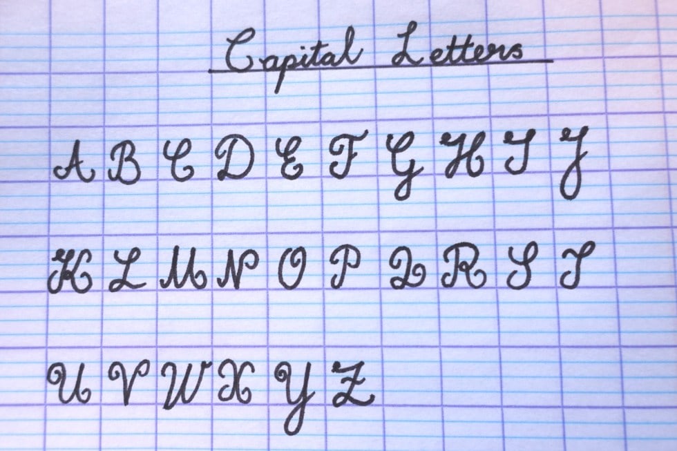 Écrire les lettres majuscules dans un cahier français