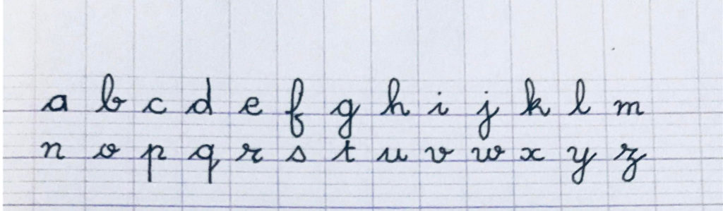 Écrire des petites lettres dans un cahier français